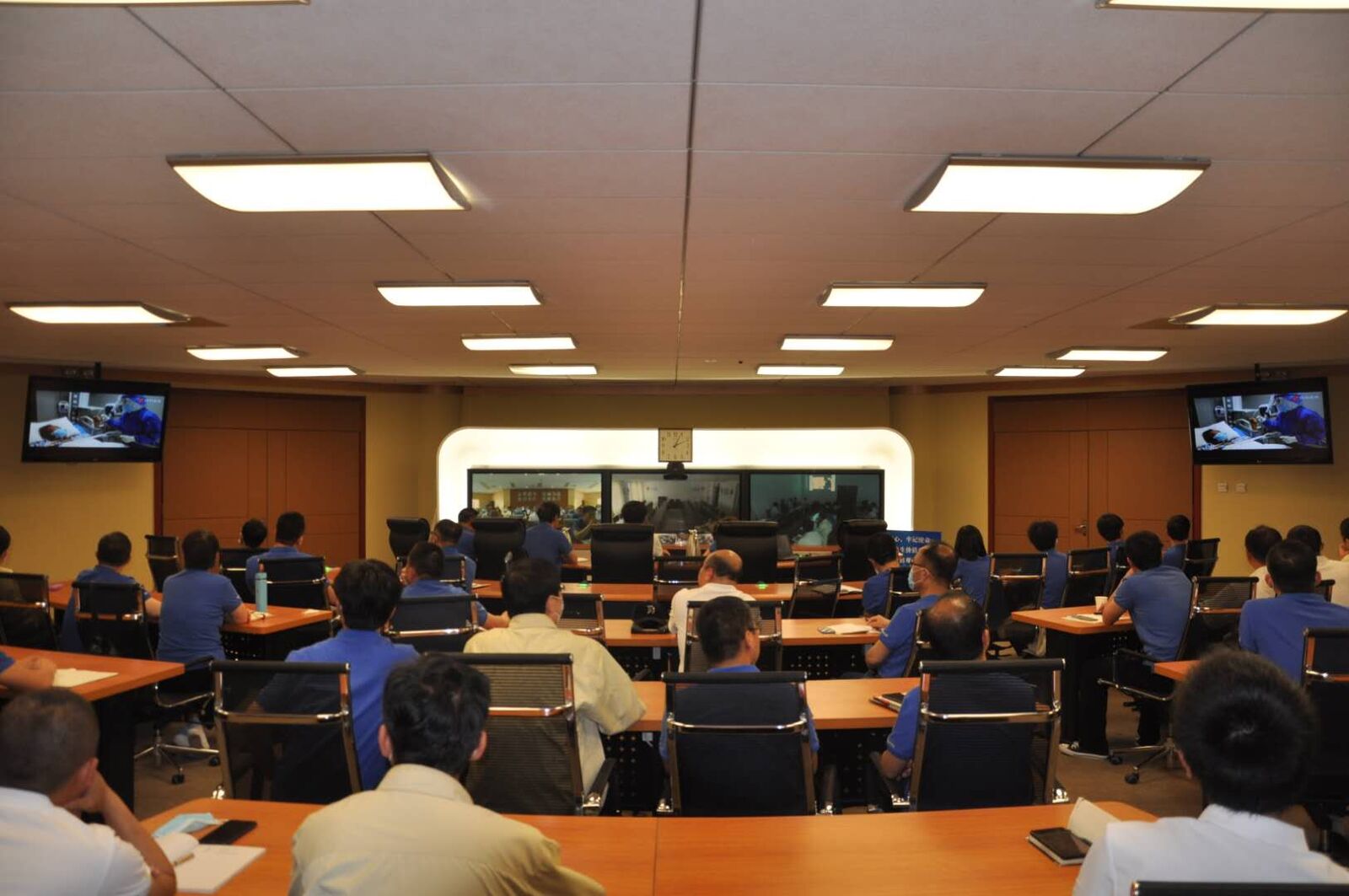 全国人大代表、BG大游集团董事长王刚传达全国“两会”精神